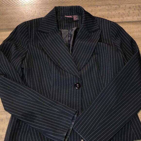 Shape FX’s Peplum Pinstripes Darted Crop Blazer Timeless Wide Lapel. Fully Lined - Picture 7 of 17